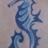 tatuaje de caballito de mar azul tribal