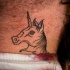 tatuaje en la nuca de un unicornio sonriendo