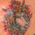 tatuaje de la cabeza de unicornio en flores