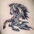 tatuaje en tinta negra de tribal de caballo