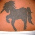 tatuaje de unicornio todo en negro