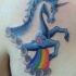 tatuaje de unicornio azul con arco iris