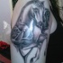 tatuaje de caballo negro y rosa