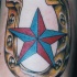 Tatuaje de una herradura dorada y una estrella roja y azul