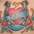 Tatuaje multicolor de una herraduracon corazón dentro y palabra papá