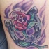 ferro di cavallo con rosa e pettalidi fuocco tatuaggio