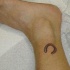 Le tatouage de fer à cheval sur la cheville