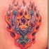 Tatuaje multicolor de una herradura en el fuego, dos cuchillos y una estrella
