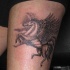 tatuaje negro en la cadera de pegaso