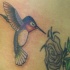 tatuaje de colibrí azul y flor