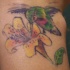 tatuaje de colibri detallado y flor