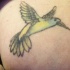 tatuaje de colibrí amarillo