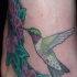 tatuaje pequeño realístico de colibrí
