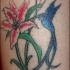 tatuaje de colibrí azul con cola larga