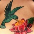 Le tatouage de colibri en style classique avec une fleur