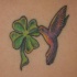 quadrifoglio con l'uccello tatuaggio colorato