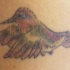 Tatuaje de un pajaro multicolorado