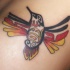 Tatuaje de colibrí con colores de bandera alemana