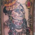 el tatuaje de una carta con un indio con corona