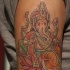 tatuaje colorido de india ganesha
