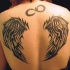 Tatuaje en la espalda de dos alas y un símbolo del infinito