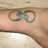 Tatuaje del símbolo del infinito referido a la madre