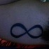 Tatuaje negro del símbolo del infinito