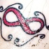 Tatuaje rojo del símbolo del infinito