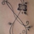 Tatuaje del símbolo del infinito decorado con tracer'ia de flores