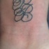 Los iniciales tatuaje en la muñeca