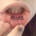 Tatuaje en el labio interior, atone, letras de tamaño medio