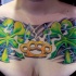 tirapugni e quadrifogli sul petto tatuaggio