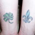 Tatuaje de un trébol y fleur de lis