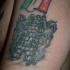 Tatuaje de una torre con dos leones y la bandera irlandesa