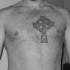 Tatueje en el pecho de una cruz celta