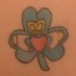 Le Claddagh symbole dans le tatouage de trèfle