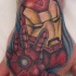 Iron man rouge réaliste le tatouage sur la main