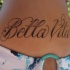 Tatuaje de letras bonitas con la frase italiana bella vita