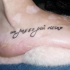 Le tatouage de phrase italien sur le  pied