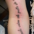 Tatuaje para la mano de una frase en italiano