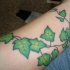 Tatuaggio colorato sul polso la pianta verde edera
