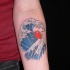 stile asiatico l'onda di mare tatuaggio sul braccio
