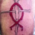 Tatuaje del símbolo de ichtus y una cruz de clavos