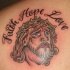 Tatuaje de Jesús y las palabras la fé, el amor, la esperanza