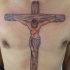 gesu' sul crocefisso tatuaggio colorato sul petto