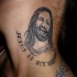 Tatuaje en el cuello de Jesús con la frase Jesús es mi homeboy