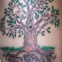 Tatuaje de una arbol con raíces formando el nombre Jesús