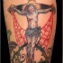 Le tatouage de Jésus crucifié avec des injures
