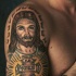 Tatuaje a color de Jesús y símbolos de bomberos