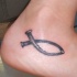 Tatuaje de los claves haciendo el símbolo de ichtus